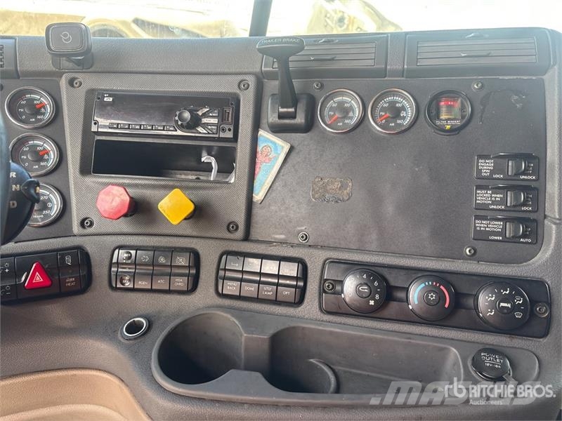 Freightliner Cascadia 125 6x4 T/A Sleeper Truck Tractor Тягачі