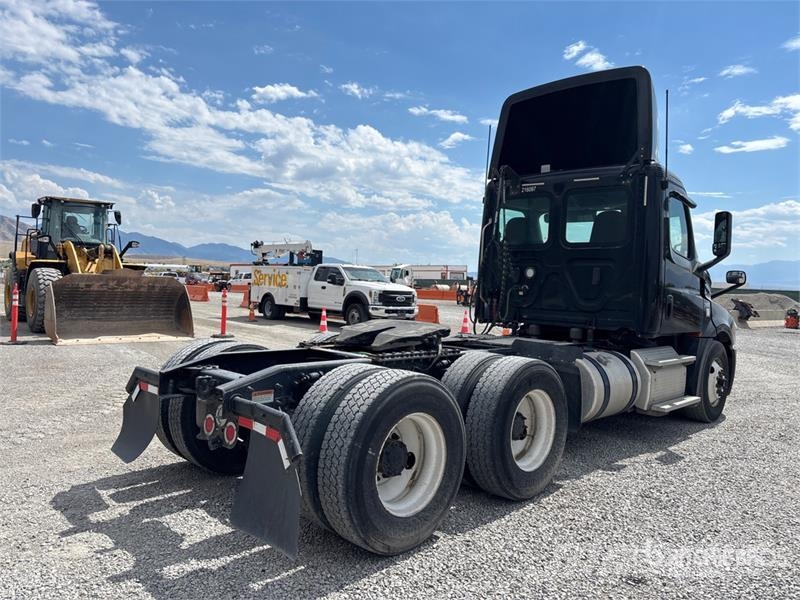 Freightliner Cascadia 6x4 T/A Day Cab Truck Tractor Tegljači