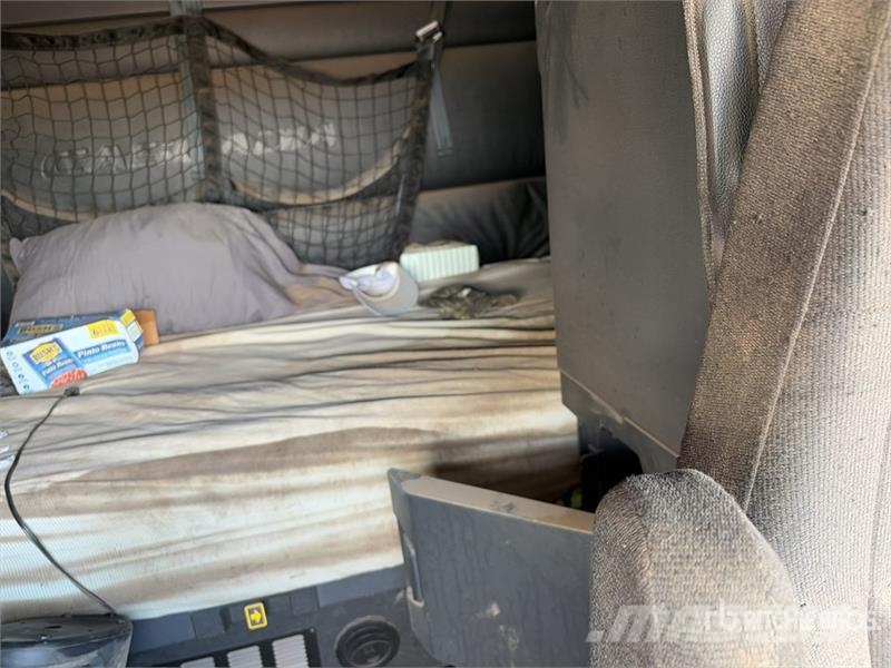 Freightliner Cascadia 126 6x4 T/A Sleeper Truck Tractor Ciągniki siodłowe