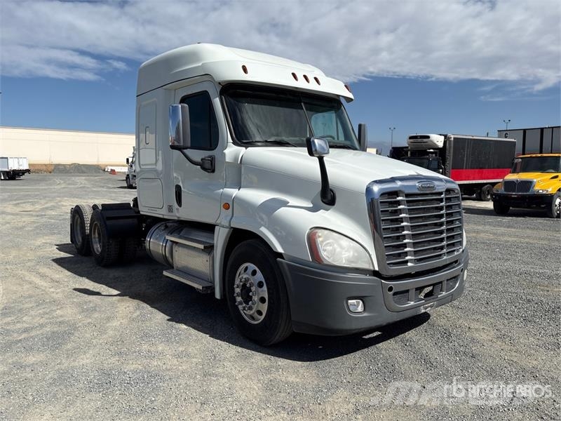 Freightliner Cascadia 125 6x2 T/A Sleeper Truck Tractor Vlačilci