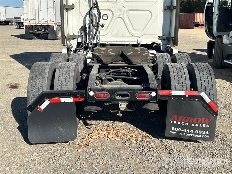 Freightliner Cascadia 126 6x4 T/A Sleeper Truck Tractor (Inoper Тягачі