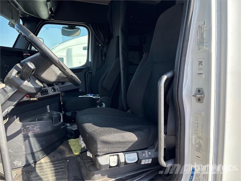 Freightliner Cascadia 126 6x4 T/A Sleeper Truck Tractor Vilcēji