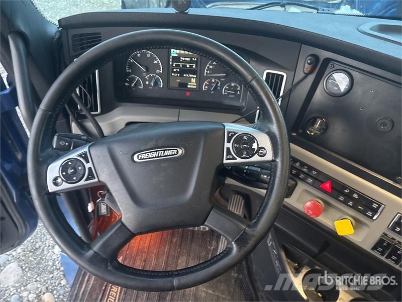Freightliner Cascadia 126 8x4 Tri/A Sleeper Truck Tractor Trekkvogner