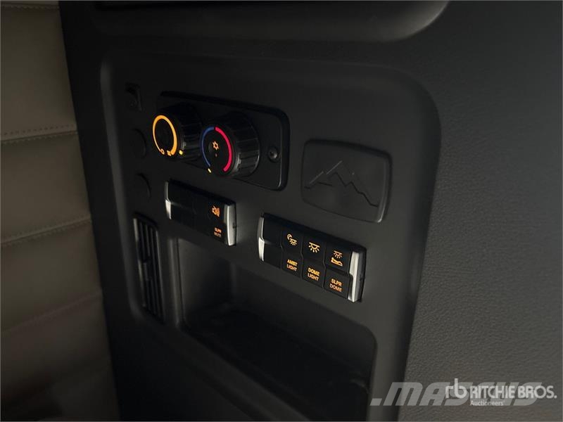 Freightliner Cascadia 126 6x4 T/A Sleeper Truck Tractor Тягачі