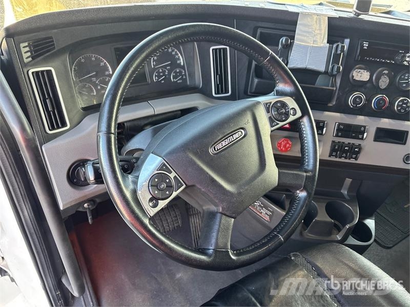 Freightliner Cascadia 126 6x4 T/A Sleeper Truck Tractor Vilcēji