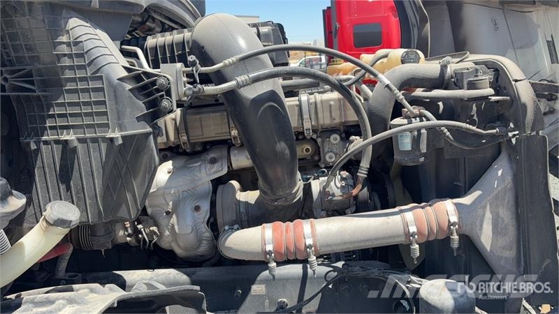 Freightliner Cascadia 126 6x4 T/A Sleeper Truck Tractor وحدات الجر