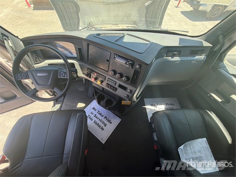 Freightliner Cascadia 126 6x4 T/A Sleeper Truck Tractor Sattelzugmaschinen