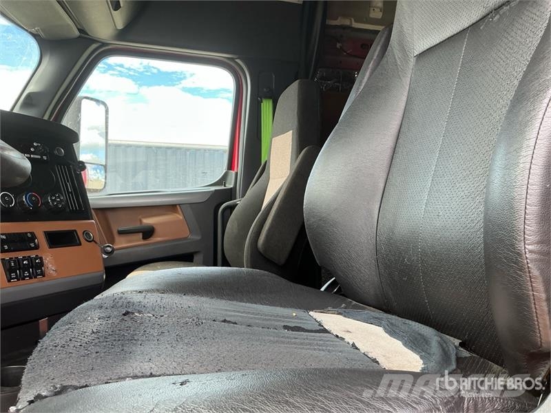 Freightliner Cascadia 126 6x4 T/A Sleeper Truck Tractor Тягачі