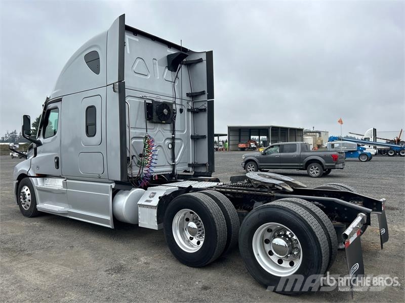 Freightliner Cascadia 126 6x4 T/A Sleeper Truck Tractor Vlačilci