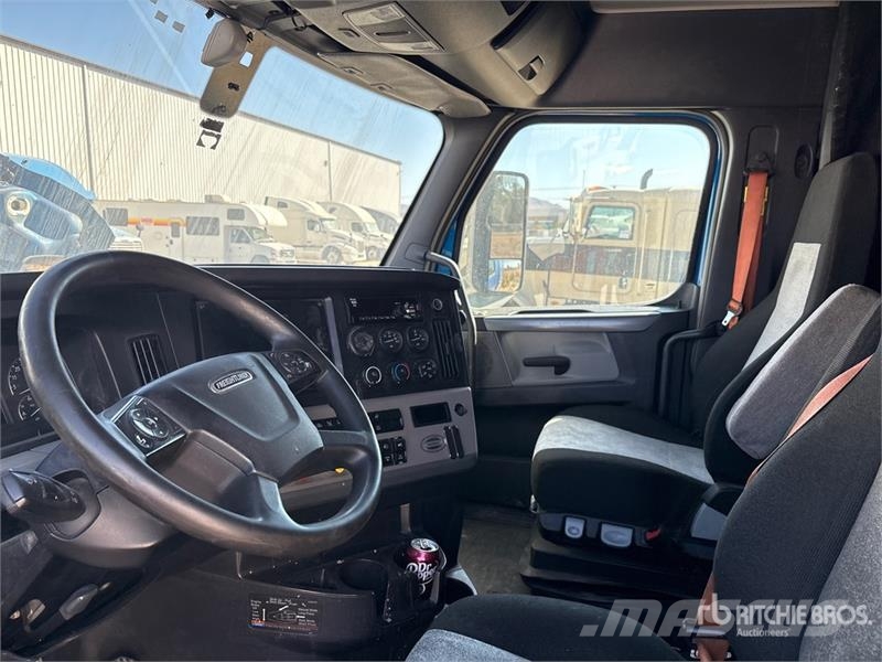 Freightliner Cascadia 126 6x2 T/A Sleeper Truck Tractor Vlačilci