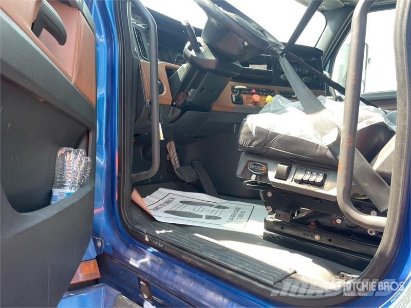Freightliner Cascadia 126 6x4 T/A Sleeper Truck Tractor (Inoper Vilcēji
