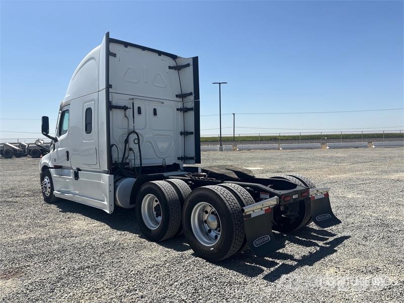 Freightliner Cascadia 126 6x4 T/A Sleeper Truck Tractor Тягачі