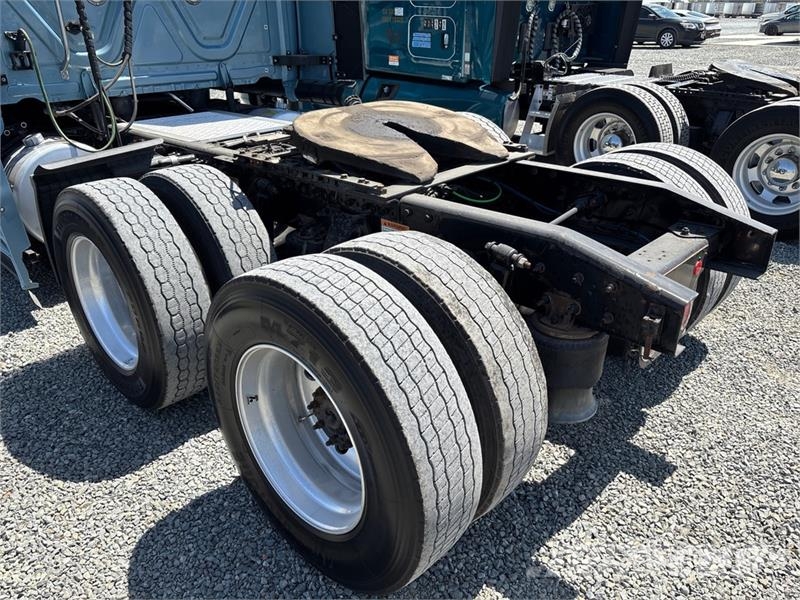 Freightliner Cascadia 126 6x4 T/A Sleeper Truck Tractor 트랙터 유닛