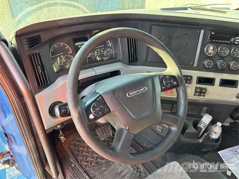 Freightliner Cascadia 126 6x4 T/A Sleeper Truck Tractor Vlačilci