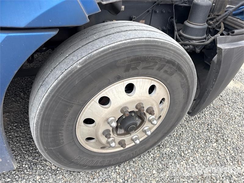 Freightliner Cascadia 126 6x4 T/A Sleeper Truck Tractor 中古トラクターヘッド | トレーラーヘッド