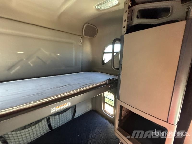 Freightliner Cascadia 125 6x4 T/A Sleeper Truck Tractor Tegljači