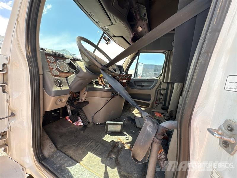 Freightliner Cascadia 125 6x4 T/A Sleeper Truck Tractor (Inoper 트랙터 유닛
