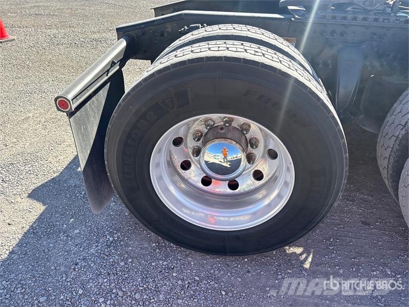 Freightliner Cascadia 126 6x4 T/A Sleeper Truck Tractor Trekkvogner