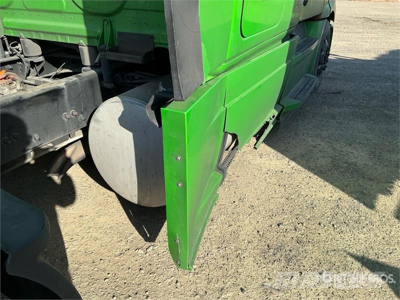 Freightliner Cascadia 126 T/A Sleeper Truck Tractor (Inoperable Тягачі