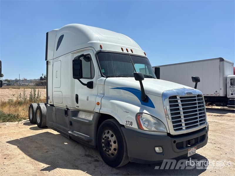 Freightliner Cascadia 125 6x4 T/A Sleeper Truck Tractor Tegljači