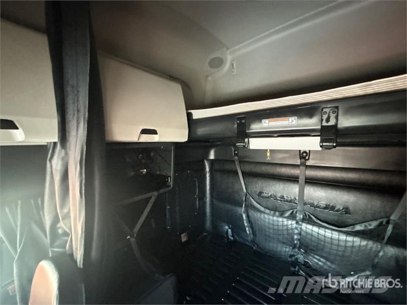 Freightliner Cascadia 126 6x4 T/A Sleeper Truck Tractor Tractor Units