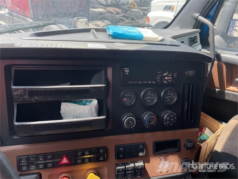 Freightliner Cascadia 126 6x4 T/A Sleeper Truck Tractor (Inoper Vilcēji