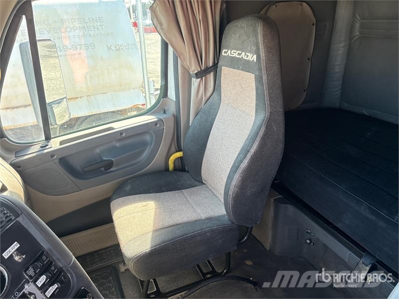 Freightliner Cascadia 125 6x2 T/A Sleeper Truck Tractor Vilcēji