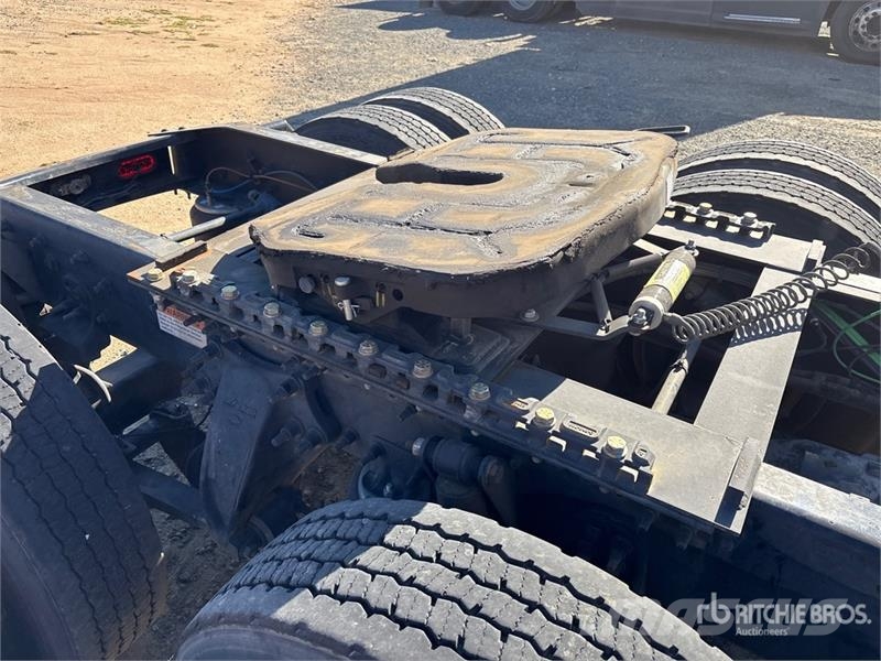 Freightliner Cascadia 126 6x4 T/A Sleeper Truck Tractor Седельные тягачи