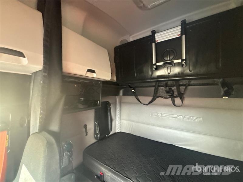 Freightliner Cascadia 126 6x4 T/A Sleeper Truck Tractor Autotractoare