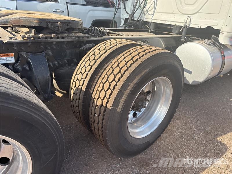 Freightliner Cascadia 126 6x4 T/A Sleeper Truck Tractor 牵引车