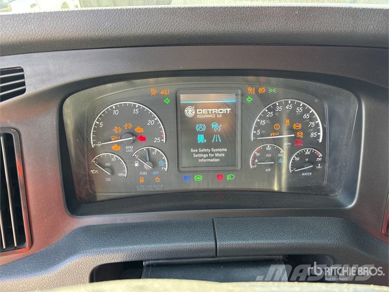 Freightliner Cascadia 126 6x4 T/A Sleeper Truck Tractor Nyergesvontatók