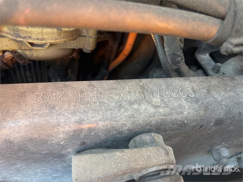 Freightliner Cascadia 126 6x4 T/A Sleeper Truck Tractor وحدات الجر