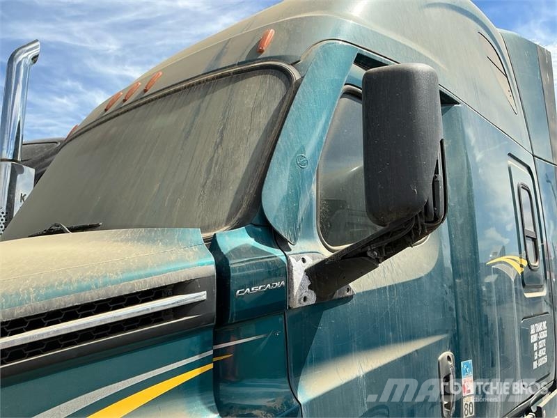 Freightliner Cascadia 126 6x4 T/A Sleeper Truck Tractor Nyergesvontatók