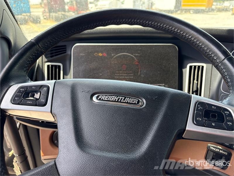 Freightliner Cascadia 126 6x4 T/A Sleeper Truck Tractor Vilcēji