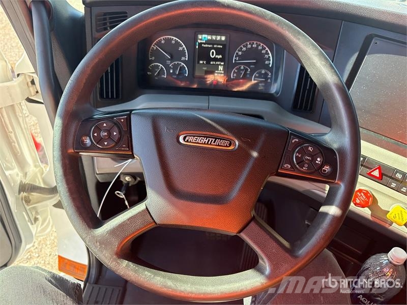 Freightliner Cascadia 126 6x4 T/A Sleeper Truck Tractor Trekkvogner
