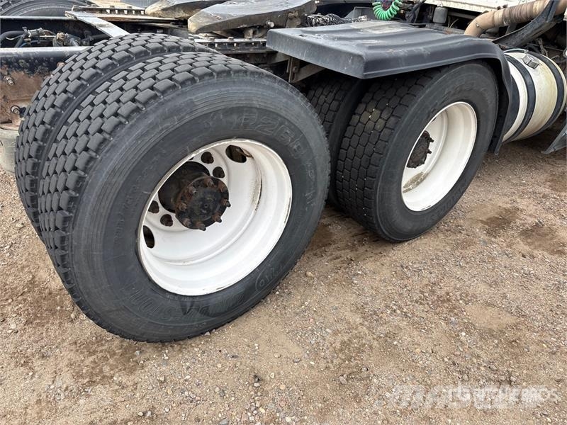 Freightliner Cascadia 6x4 T/A Day Cab Truck Tractor Vilcēji