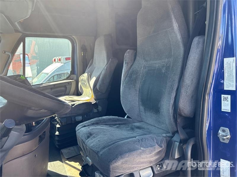 Freightliner Cascadia 125 6x4 T/A Sleeper Truck Tractor Седельные тягачи