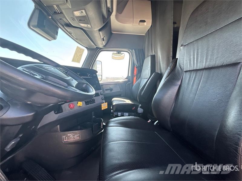 Freightliner Cascadia 126 6x4 T/A Sleeper Truck Tractor Sattelzugmaschinen