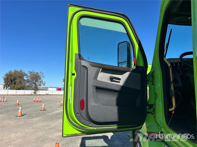 Freightliner Cascadia 126 T/A Sleeper Truck Tractor Vetopöytäautot