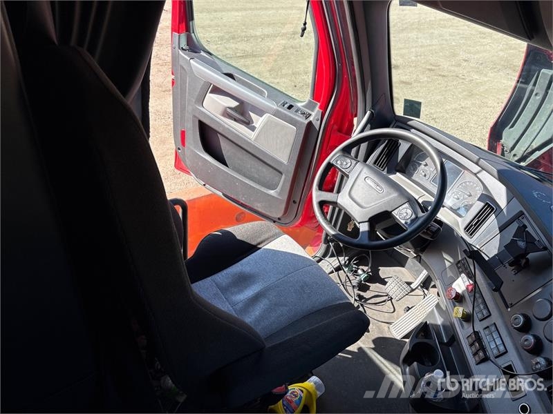 Freightliner Cascadia 126 6x4 T/A Sleeper Truck Tractor Vilcēji