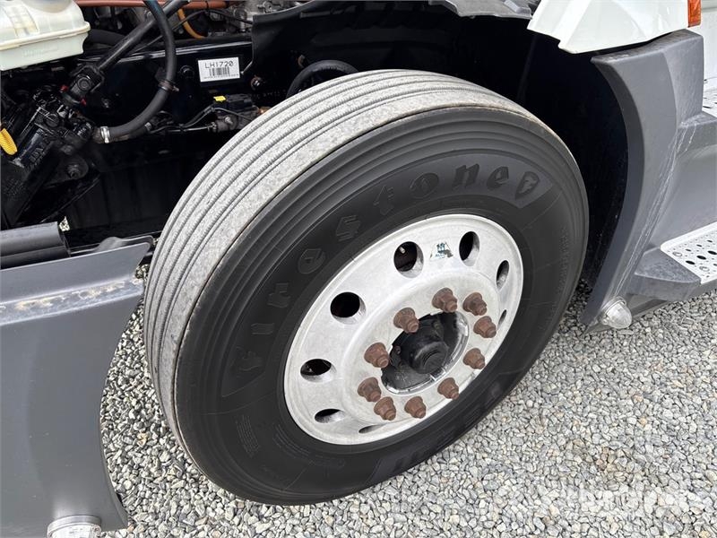 Freightliner Cascadia 126 6x4 T/A Sleeper Truck Tractor 트랙터 유닛