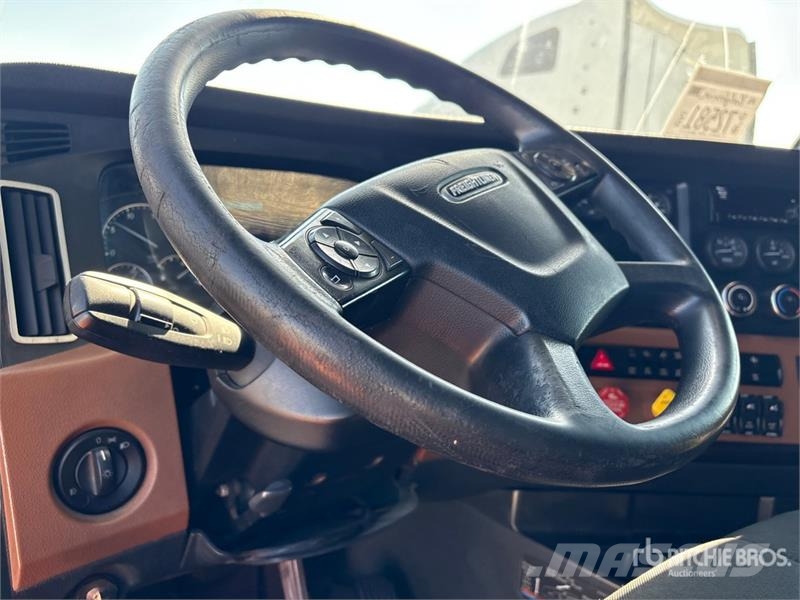 Freightliner Cascadia 126 6x4 T/A Sleeper Truck Tractor Tractor Units