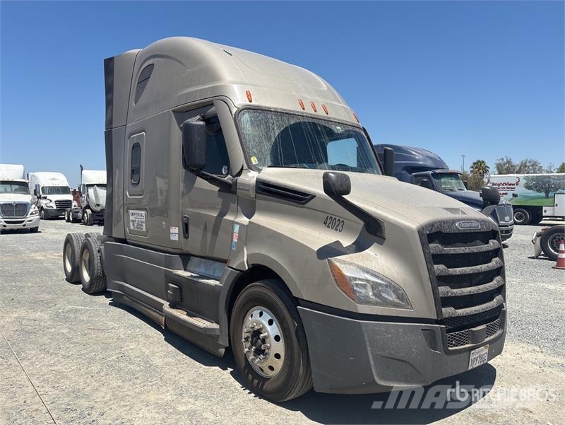Freightliner Cascadia 126 6x4 T/A Sleeper Truck Tractor وحدات الجر