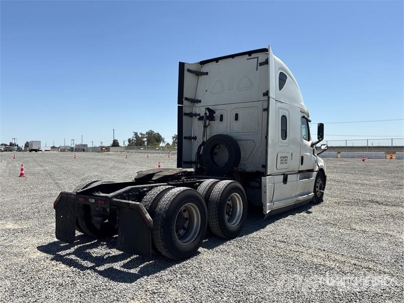 Freightliner Cascadia 126 6x4 T/A Sleeper Truck Tractor وحدات الجر
