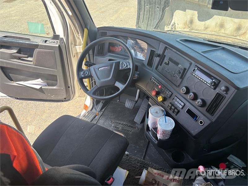 Freightliner Cascadia 126 6x4 T/A Sleeper Truck Tractor Τράκτορες