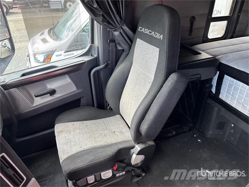 Freightliner Cascadia 126 6x4 T/A Sleeper Truck Tractor Sattelzugmaschinen