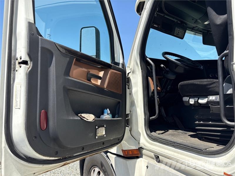 Freightliner Cascadia 126 6x4 T/A Sleeper Truck Tractor وحدات الجر