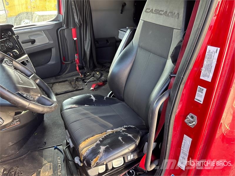Freightliner Cascadia 126 6x4 T/A Sleeper Truck Tractor Tegljači