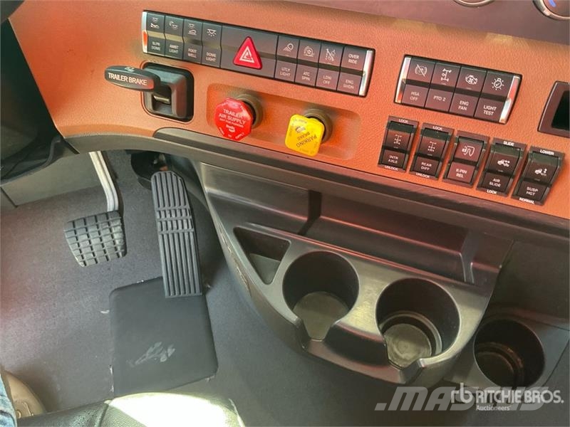 Freightliner Cascadia 126 6x4 T/A Sleeper Truck Tractor 트랙터 유닛