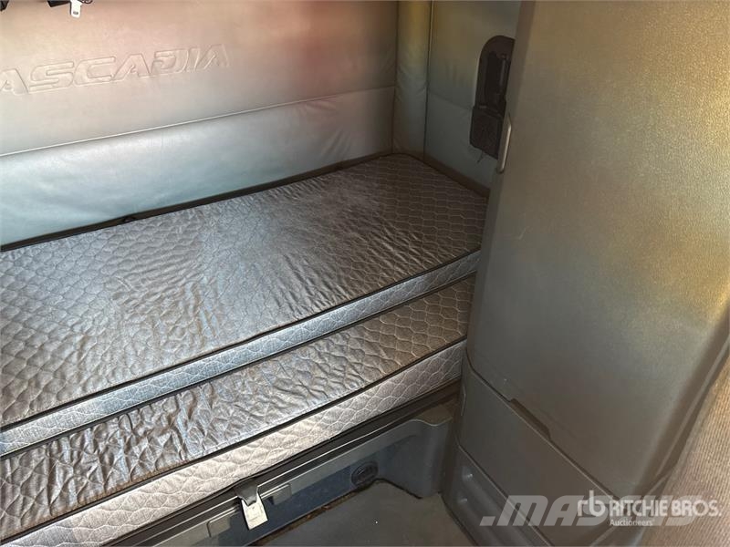 Freightliner Cascadia 126 6x4 T/A Sleeper Truck Tractor Vilcēji